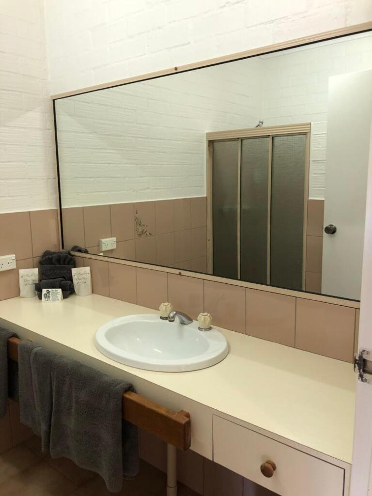 Settlement Motor Inn Дениликуин Екстериор снимка