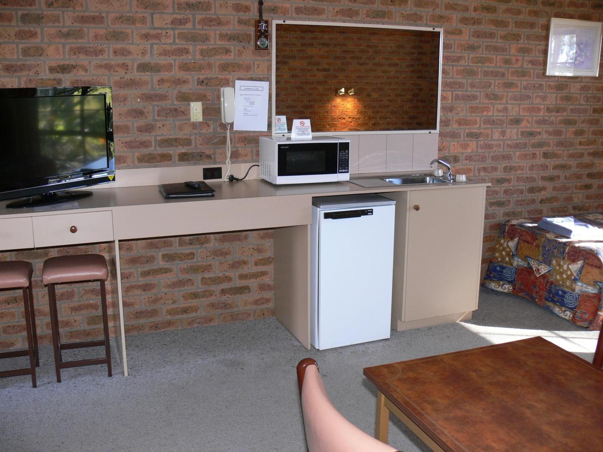Settlement Motor Inn Дениликуин Екстериор снимка