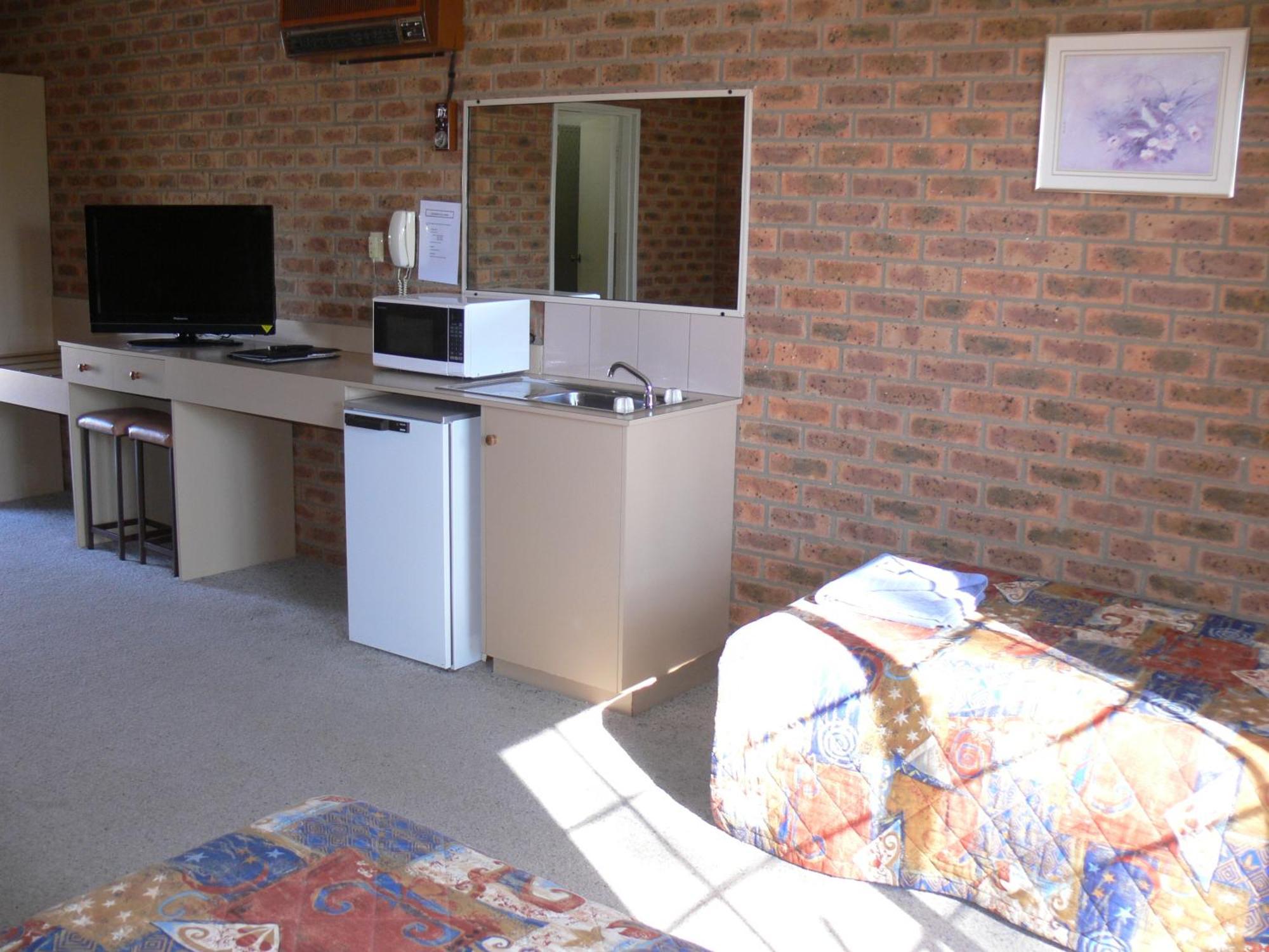 Settlement Motor Inn Дениликуин Екстериор снимка