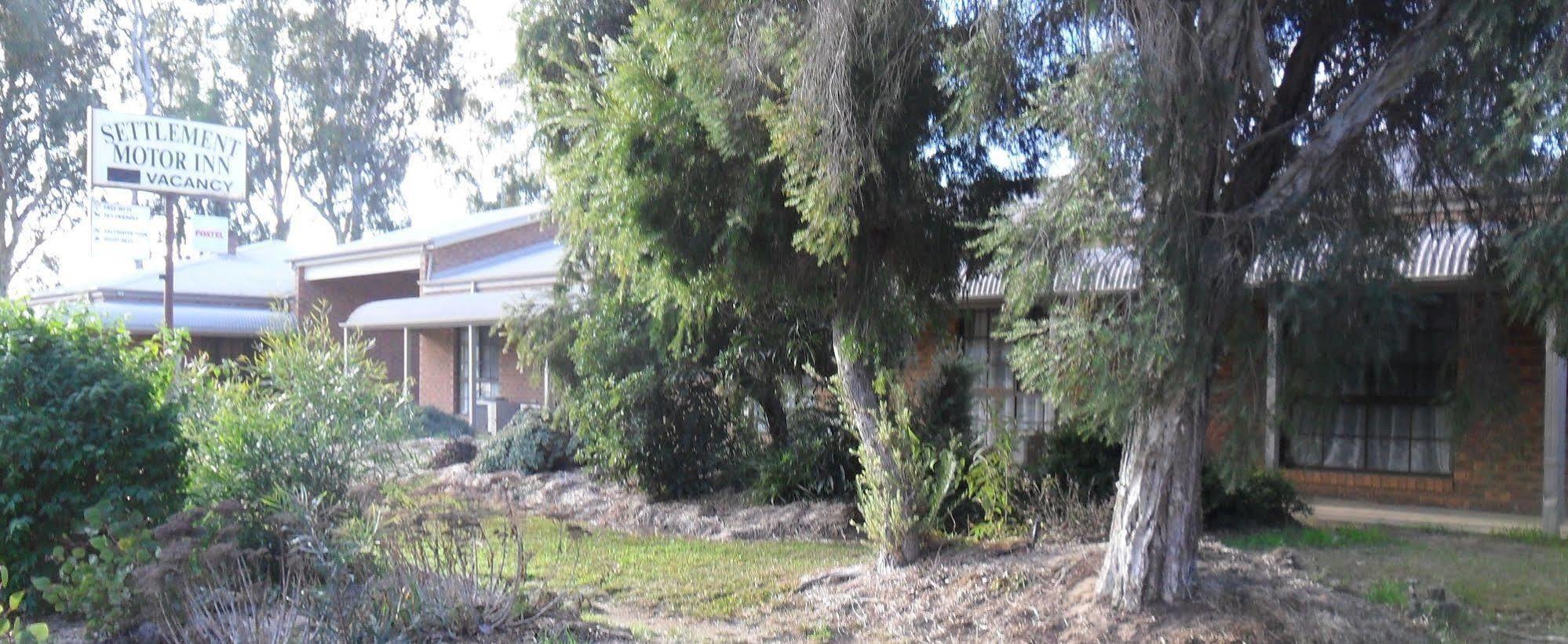 Settlement Motor Inn Дениликуин Екстериор снимка