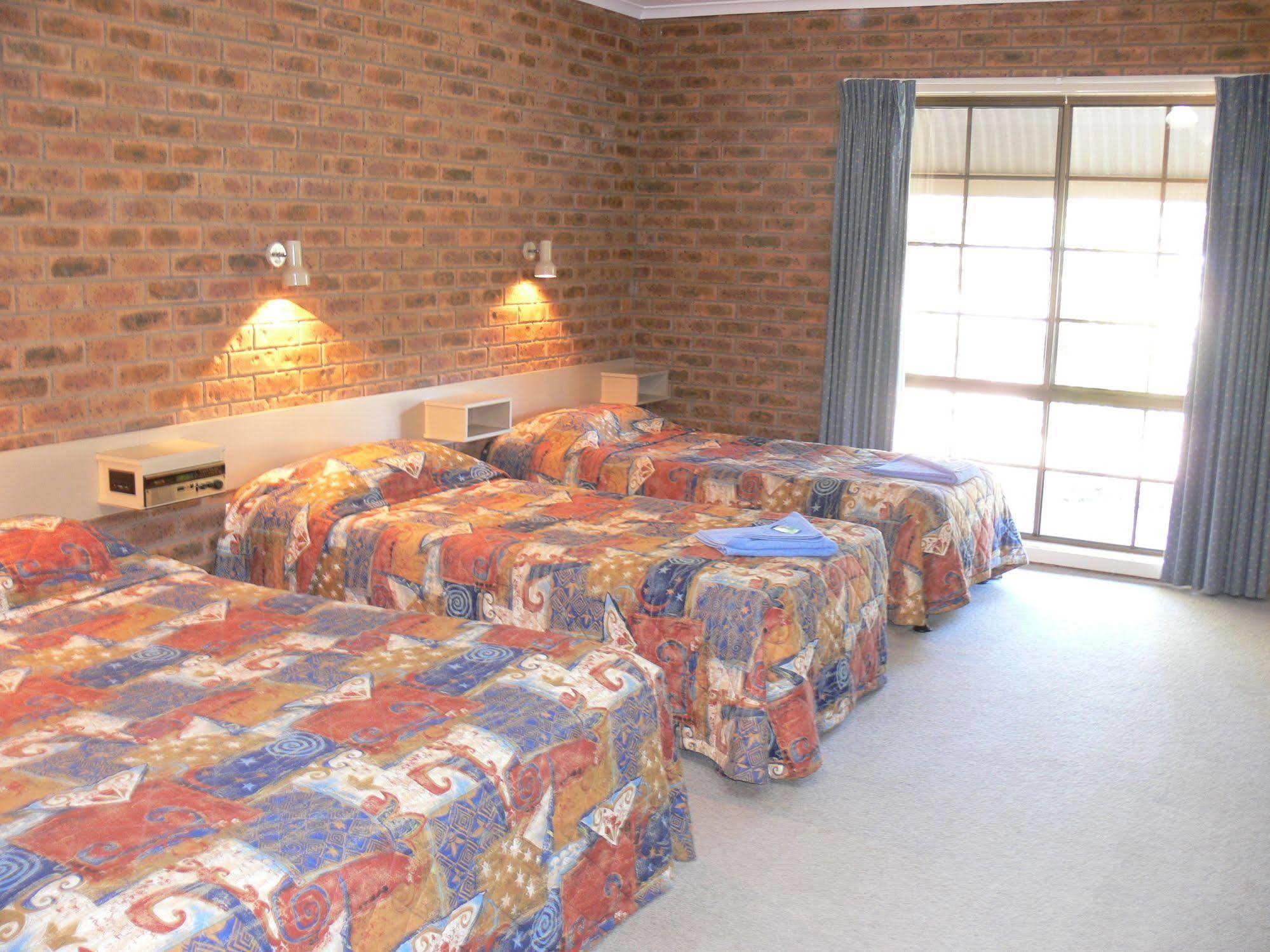 Settlement Motor Inn Дениликуин Екстериор снимка