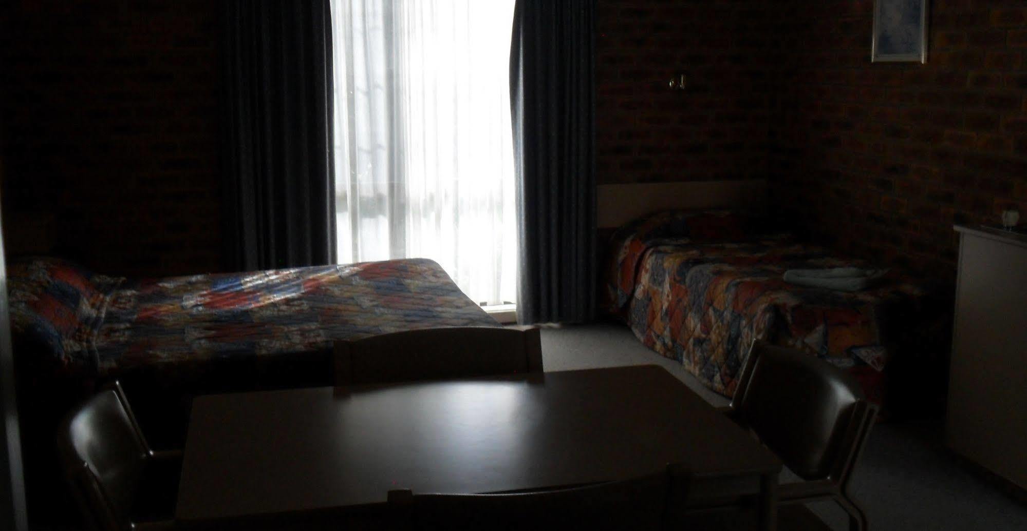 Settlement Motor Inn Дениликуин Екстериор снимка
