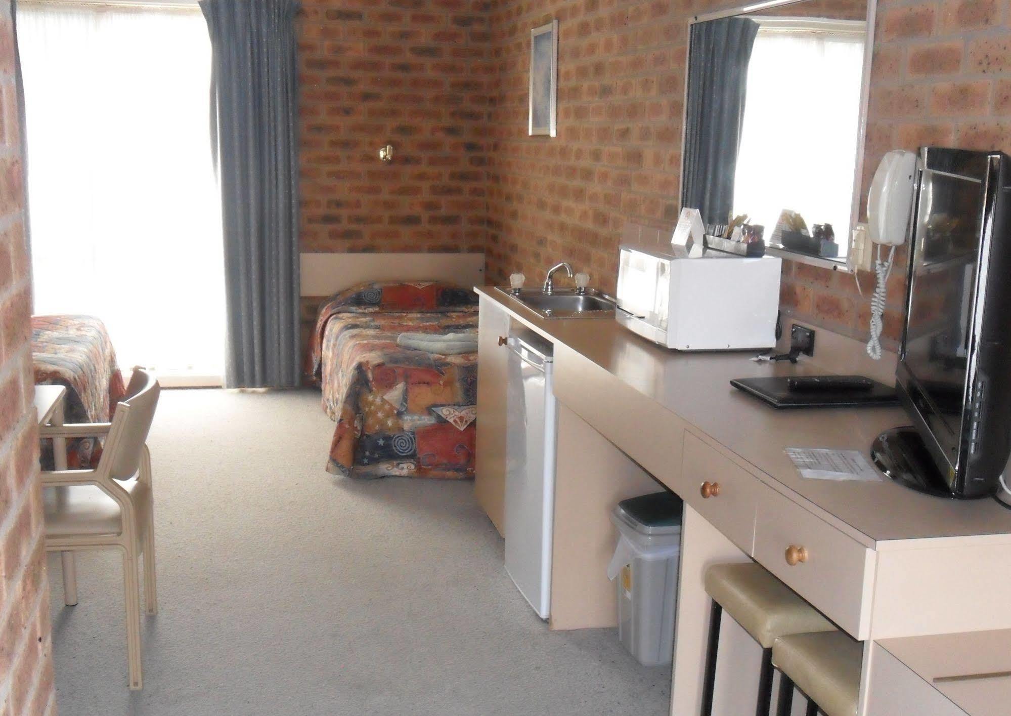 Settlement Motor Inn Дениликуин Екстериор снимка