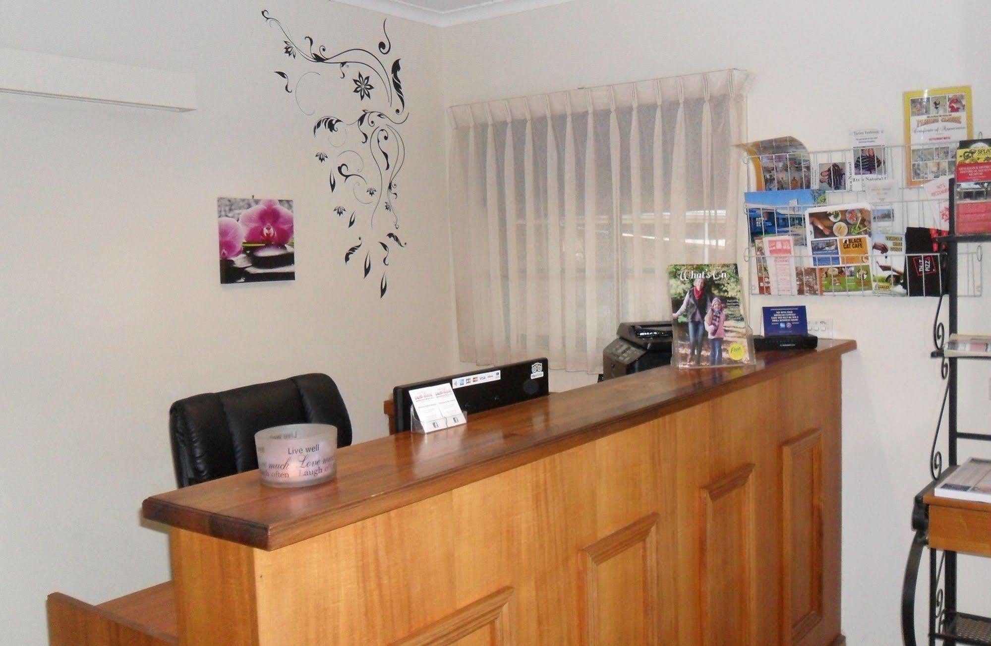 Settlement Motor Inn Дениликуин Екстериор снимка