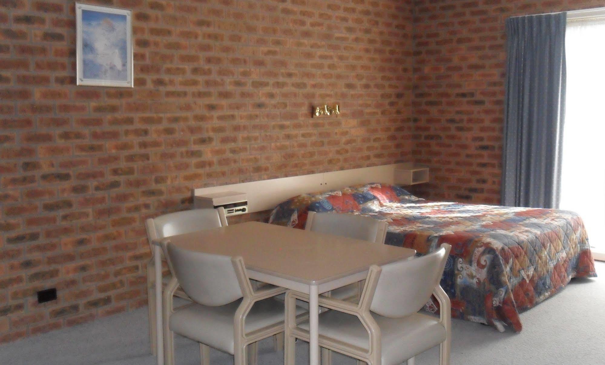 Settlement Motor Inn Дениликуин Екстериор снимка