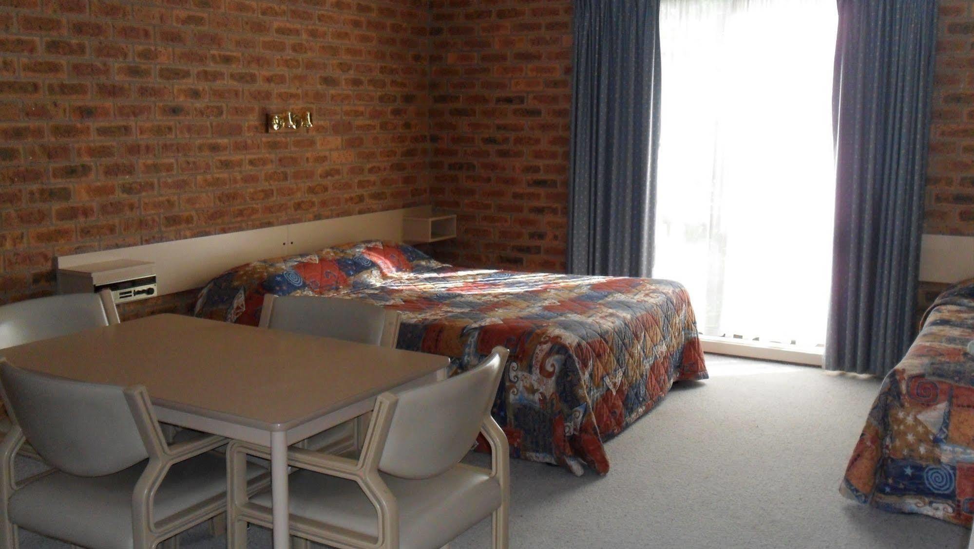 Settlement Motor Inn Дениликуин Екстериор снимка