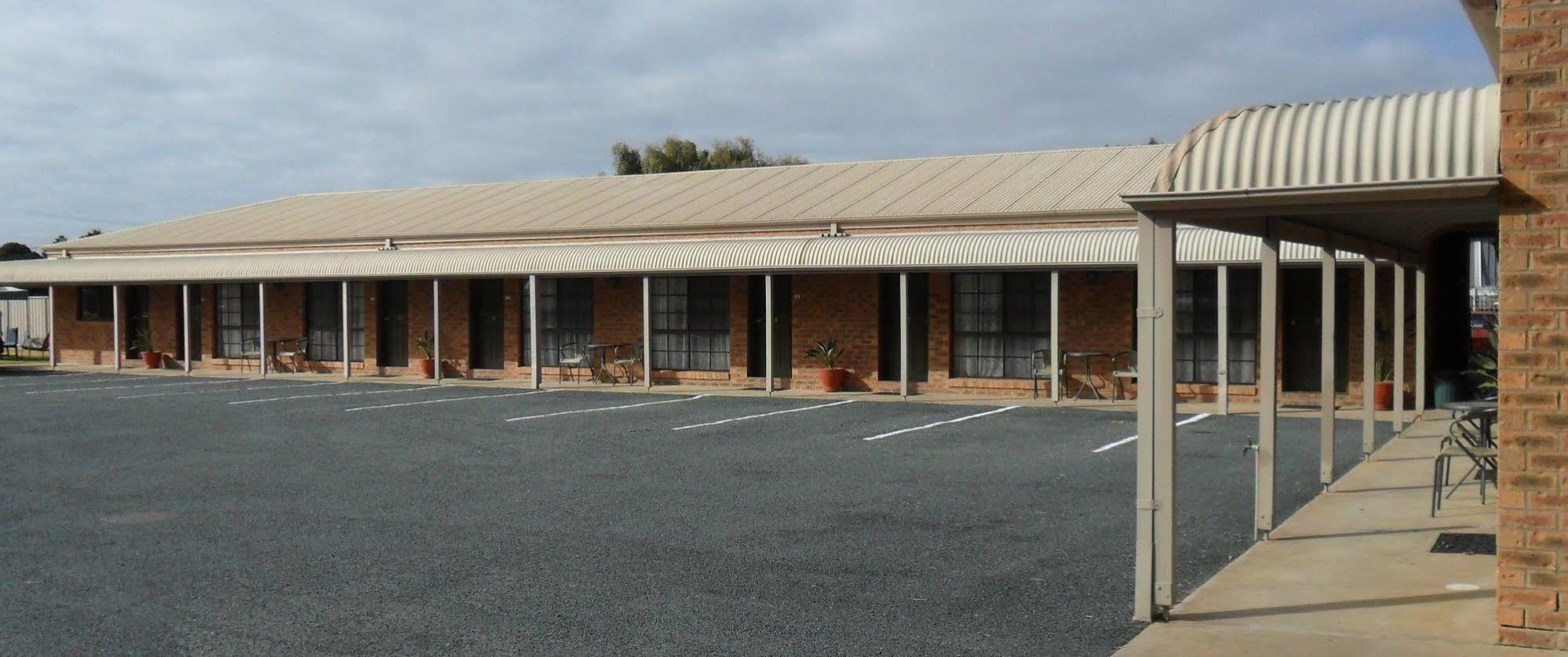 Settlement Motor Inn Дениликуин Екстериор снимка