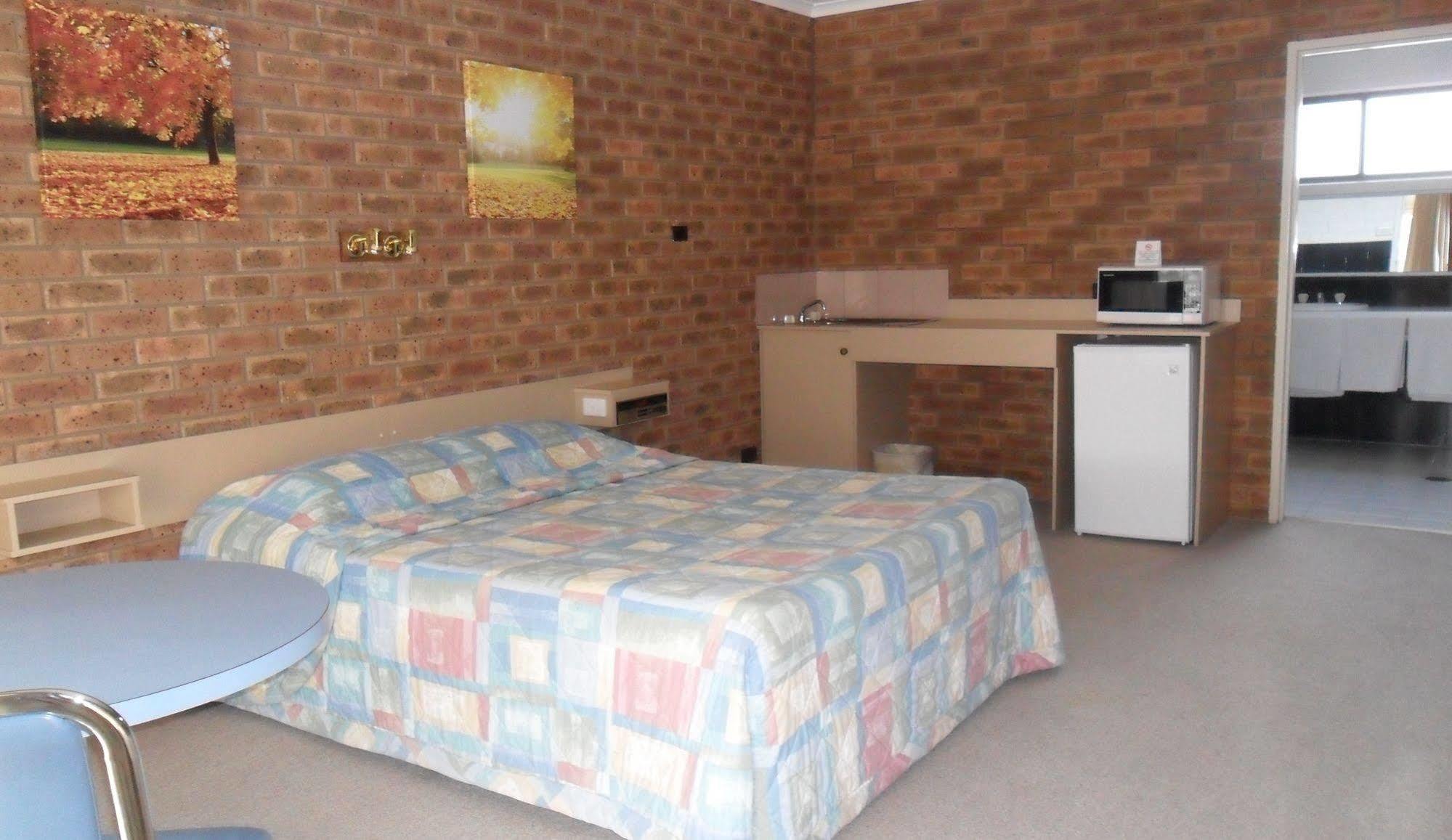 Settlement Motor Inn Дениликуин Екстериор снимка